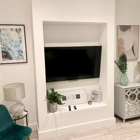 Modern 2 Bedroom Apartment With Private Garden Near Canary Wharf London Exterior photo