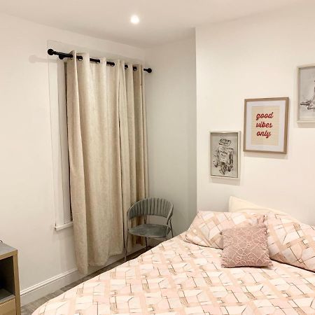Modern 2 Bedroom Apartment With Private Garden Near Canary Wharf London Exterior photo