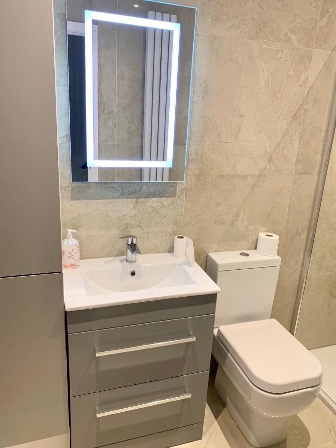 Modern 2 Bedroom Apartment With Private Garden Near Canary Wharf London Exterior photo