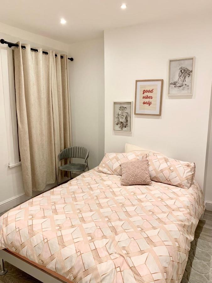 Modern 2 Bedroom Apartment With Private Garden Near Canary Wharf London Exterior photo