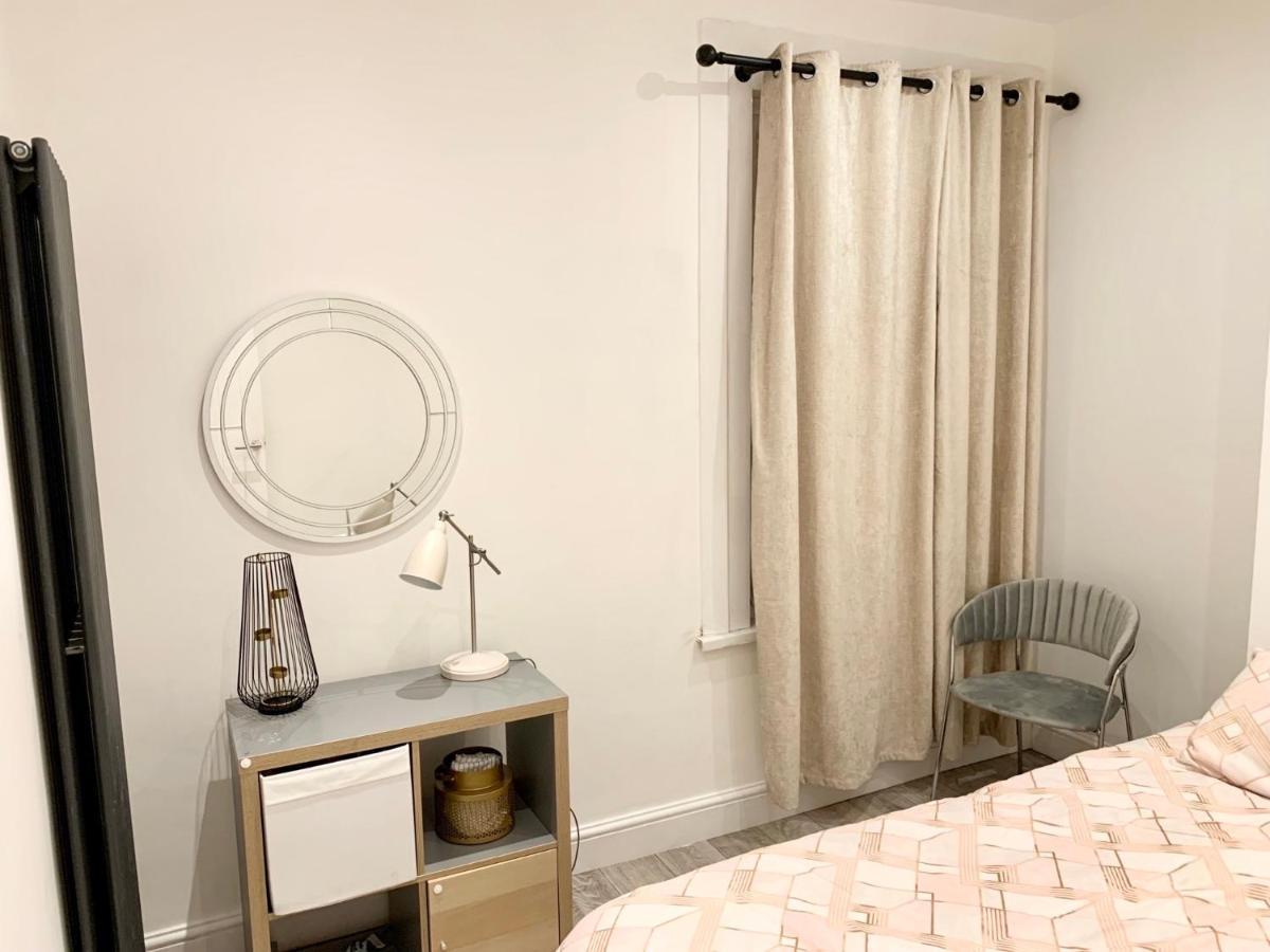 Modern 2 Bedroom Apartment With Private Garden Near Canary Wharf London Exterior photo
